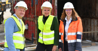 ÖBB Baustelle Waidmannsdorf:, v.l.n.r.: Bgm. Christian Scheider, Stadträtin Sandra Wassermann, ÖBB Projektleiterin Christiane Schiavinato