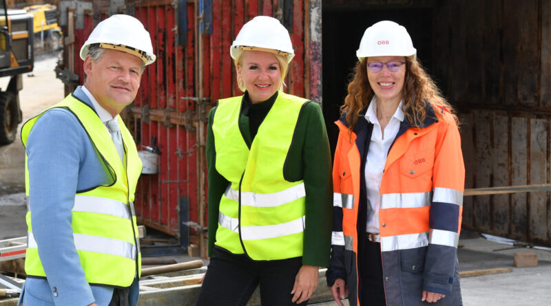 ÖBB Baustelle Waidmannsdorf:, v.l.n.r.: Bgm. Christian Scheider, Stadträtin Sandra Wassermann, ÖBB Projektleiterin Christiane Schiavinato