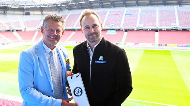 Bürgermeister Christian Scheider und Mag. (FH) Thomas Tebbich, Geschäftsführer Wirtschaft der SK Puntigamer Sturm Graz freuen sich auf die Champions League-Spiele in Klagenfurt