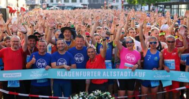 Sportstadtrat Mag. Franz Petritz, Bürgermeister Christian Scheider, Sportamtsleiter Mag. Mario Polak und Stadträtin DI Constance Mochar inmitten der 1.900 Teilnehmer beim Altstadtlauf.