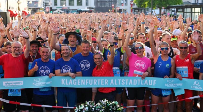 Sportstadtrat Mag. Franz Petritz, Bürgermeister Christian Scheider, Sportamtsleiter Mag. Mario Polak und Stadträtin DI Constance Mochar inmitten der 1.900 Teilnehmer beim Altstadtlauf.