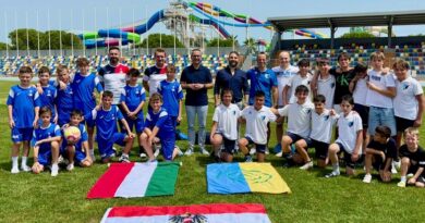 Die Jugendmannschaften des SAK Klagenfurt/Celovec und ASD Lignano Calciotrafen sich zum Freundschaftsspiel in Lignano