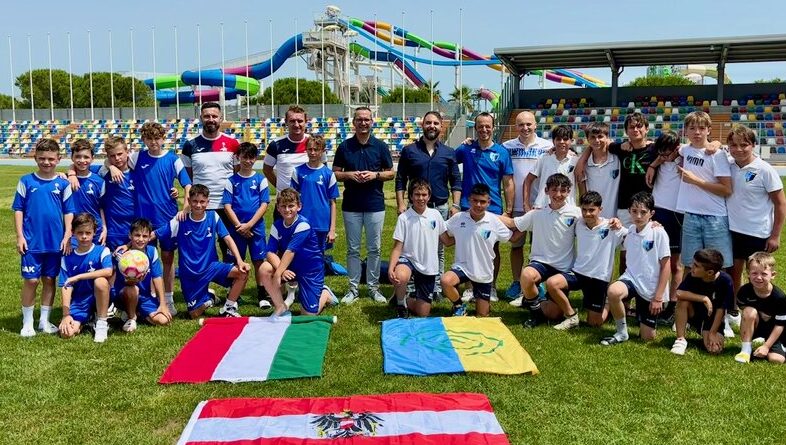 Die Jugendmannschaften des SAK Klagenfurt/Celovec und ASD Lignano Calciotrafen sich zum Freundschaftsspiel in Lignano