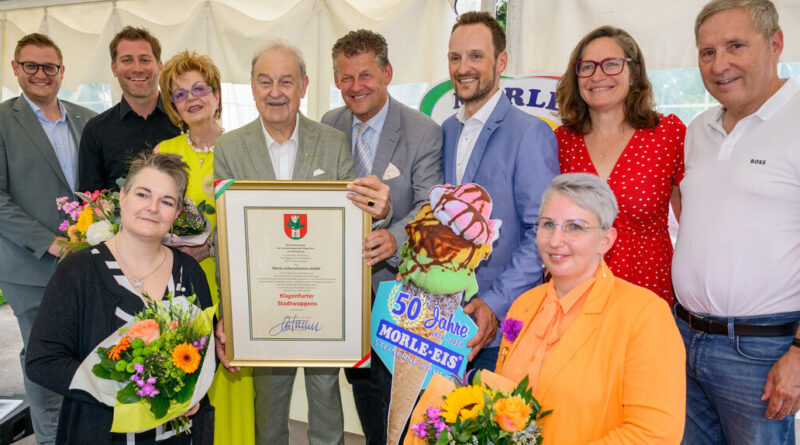 Bürgermeister Christian Scheider sowie weitere Vertreter der Stadtpolitik zeichneten „Morle Eis“ mit dem Stadtwappen aus.