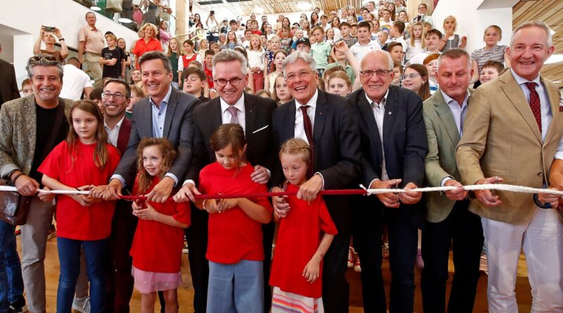 Schuleröffnung: LAbg. Stefan Sandrieser, LAbg. Markus Malle, LR Daniel Fellner, Bgm. Andreas Scherwitzl, LH Peter Kaiser, Vizebgm. Albert Klemen, LAbg. Günter Leikam, Harald Repar bei der Eröffnung des neuen Bildungszentrums der Gemeinde Magdalensberg.