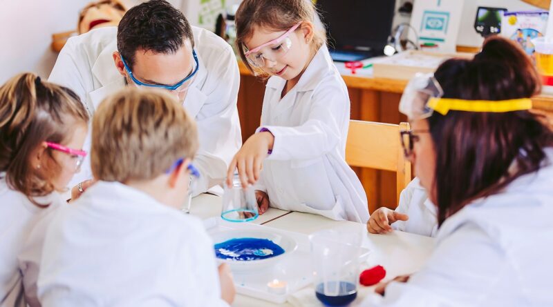 Das Ziel des Mini Educational Lab ist es MINT-Kompetenzen der Jüngsten zu stärken. Hier sind kleine Forscher im MINT Kindergarten Lind (Villach) am Werk.