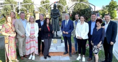 Statue der St. Stefaner Dichterin Christine Lavant enthüllt