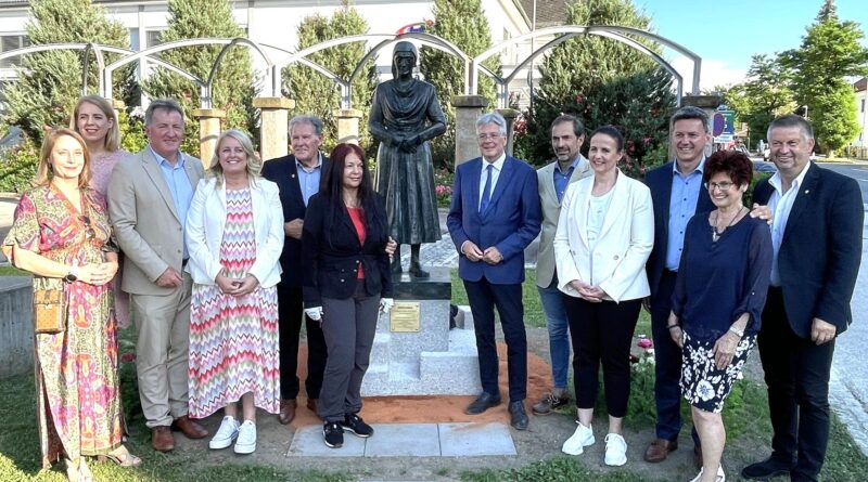 Statue der St. Stefaner Dichterin Christine Lavant enthüllt