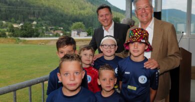 Spatenstich Mehrzwecksportanlage Treffen. Im Bild: LR Daniel Fellner und LH Peter Kaiser mit jungen Sportlern.