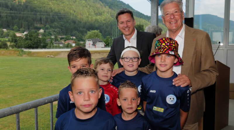 Spatenstich Mehrzwecksportanlage Treffen. Im Bild: LR Daniel Fellner und LH Peter Kaiser mit jungen Sportlern.