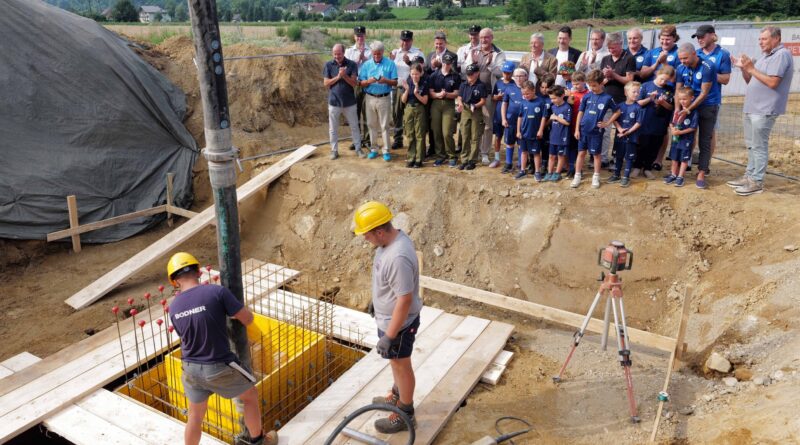 Im Bild: LH Peter Kaiser, LR Daniel Fellner, Sportdirektor Arno Arthofer, Bgm. Klaus Glanznig, Architekt Martin Kreilitsch mit Mitgliedern des Gemeinderates, Feuerwehrjugend und jungen Sportlern.