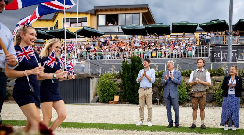 Vizebürgermeister von Wolfsberg Alexander Radl, Landeshauptmann Peter Kaiser, Leiter des Organisationskomitees Andreas Stückler und Anna Milne von der Federation Equestre Internationale bei der Eröffnungsfeier.