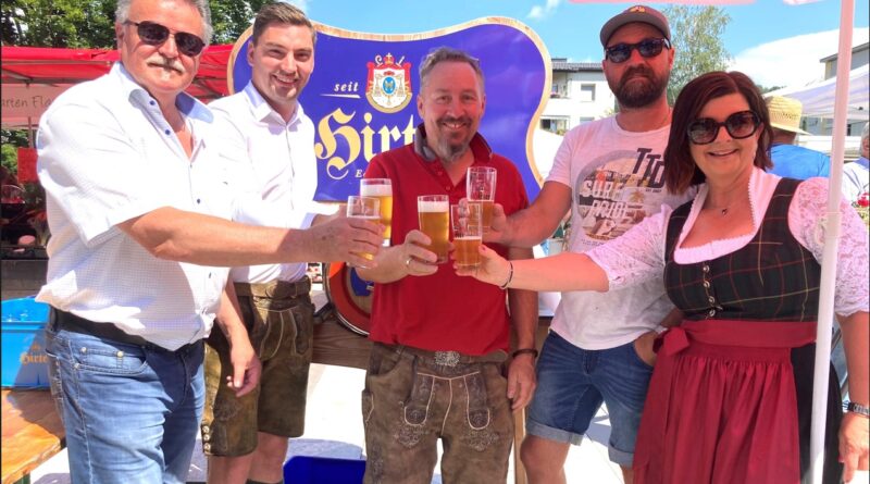 Bieranstich am Frühschoppen: Vize-Bürgermeisterin Doris Hofstätter, GR Patrick Kammersberger, Bauernmarkt-Obmann Hartmut Flatnitzer sowie die Stadträte Philipp Strutz und Klaus Trampitsch (von rechts)