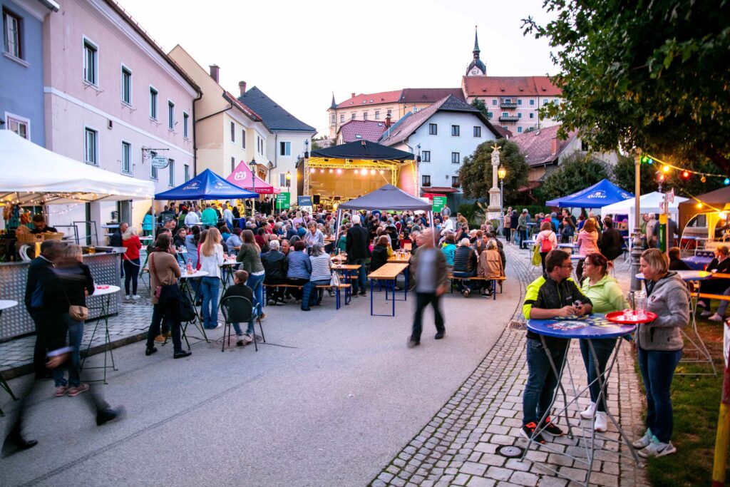 Vom 26. Juli bis 23. August verwandelt sich Althofen beim Altstadt Innenstadt Sommer Festival in eine lebendige Kulturbühne mit zahlreichen kostenlosen Veranstaltungen am Salzburger Platz und im Stadtpark