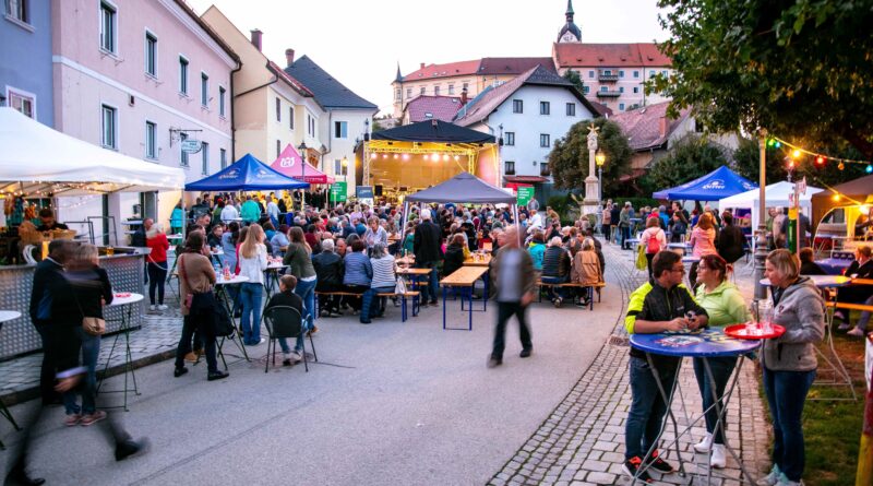 Vom 26. Juli bis 23. August verwandelt sich Althofen beim Altstadt Innenstadt Sommer Festival in eine lebendige Kulturbühne mit zahlreichen kostenlosen Veranstaltungen am Salzburger Platz und im Stadtpark