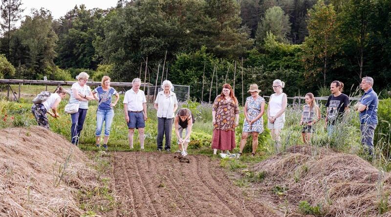 Die Vortragsreihe “Natur im Garten” bietet wertvolle Tipps zur ökologischen Gartenbearbeitung. Der ausgebuchte Workshop im Regenbogenland bildete den gelungenen Abschluss des Vorsommerprogramms. Im Herbst geht es weiter