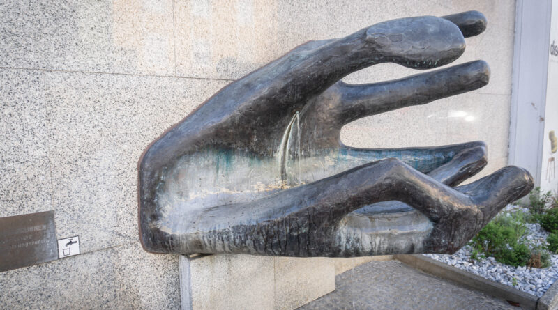 Trinkwasserbrunnen in Klagenfurt: Die Hand am Domplatz