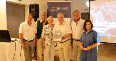 Stadtrat Klaus Trampitsch, Charles Elkins, Monika Gschwandner-Elkins, Bürgermeister Walter Zemrosser, Bildungswerk-Obmann Karl Huber und Vize-Bürgermeisterin Doris Hofstätter (von links)