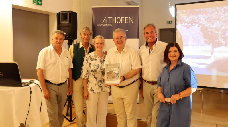 Stadtrat Klaus Trampitsch, Charles Elkins, Monika Gschwandner-Elkins, Bürgermeister Walter Zemrosser, Bildungswerk-Obmann Karl Huber und Vize-Bürgermeisterin Doris Hofstätter (von links)