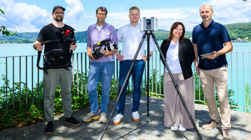 Manuel Bauer (Firma „das-narrativ.at“), Neil Downling („BBC StoryWorks Commercial Productions“), Johannes Maunz und Keri Tomsic (Digital-Reality-Tech-Unternehmen „Hexagon“) sowie Dipl.-Ing. Günter Koren (Leiter Abt. Vermessung und Geoinformation) bei den Dreharbeiten beim Schloss Maria Loretto.