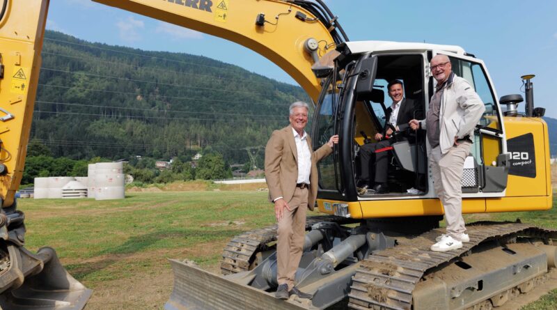 Spatenstich Mehrzwecksportanlage Treffen.. Im Bild: LH Peter Kaiser, LR Daniel Fellner und Bgm. Klaus Glanznig