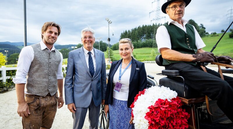 Leiter des Organisationskomitees Andreas Stückler, Landeshauptmann Peter Kaiser und Anna Milne von der Federation Equestre Internationale.