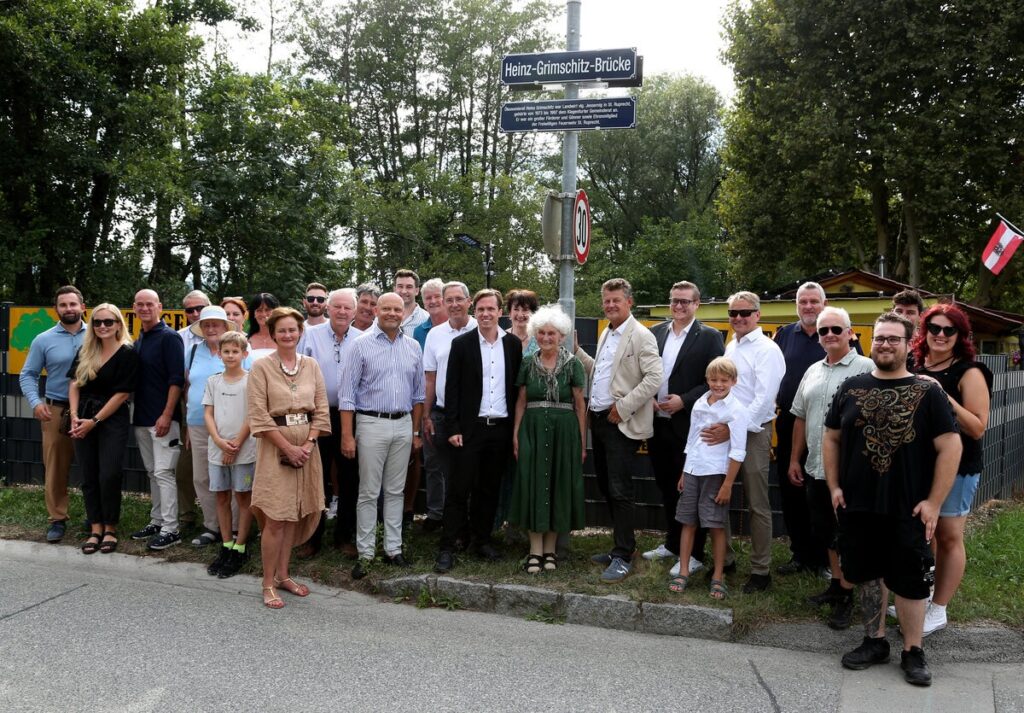 Am Donnerstagabend wurde die neue Heinz-Grimschitz-Brücke in Klagenfurt offiziell eingeweiht, um das Andenken an einen verdienten Gemeinderat zu ehren