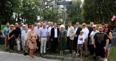 Am Donnerstagabend wurde die neue Heinz-Grimschitz-Brücke in Klagenfurt offiziell eingeweiht, um das Andenken an einen verdienten Gemeinderat zu ehren