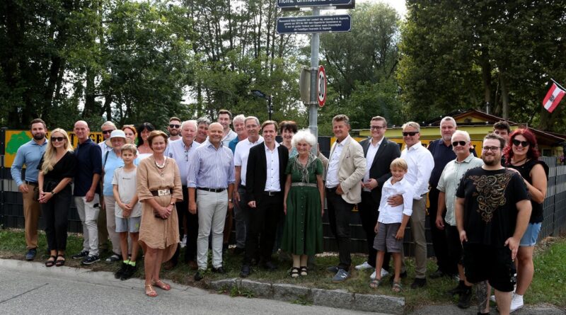 Am Donnerstagabend wurde die neue Heinz-Grimschitz-Brücke in Klagenfurt offiziell eingeweiht, um das Andenken an einen verdienten Gemeinderat zu ehren