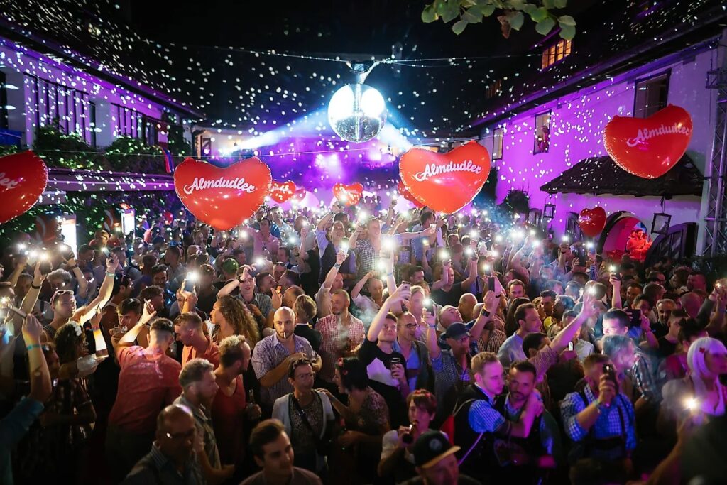 Das Pink Lake LGBTQ Festival am Wörthersee verspricht vom 29. August bis 1. September 2024 ein unvergessliches Wochenende voller ausgelassener Partys, entspannter Atmosphäre und gemeinschaftlicher Erlebnisse