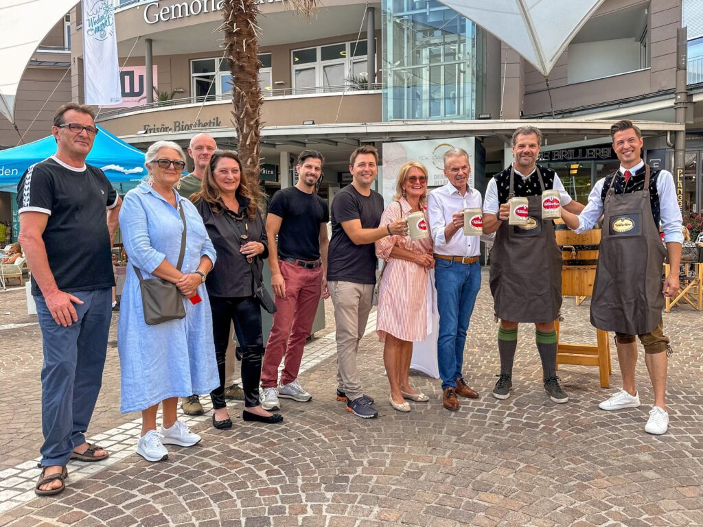 Letzten Donnerstag eröffnete der Veldener Wochenmarkt und bietet seitdem einen neuen, lebendigen Treffpunkt für alle Liebhaber regionaler Produkte und das Miteinander