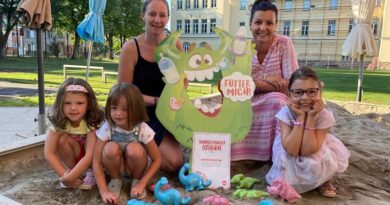 Villacher Kindergartenkinder haben bei einer Sammelaktion ihre alten Schnuller gespendet, die zu buntem Sandspielzeug recycelt wurden