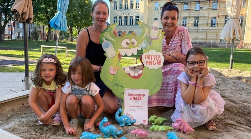 Villacher Kindergartenkinder haben bei einer Sammelaktion ihre alten Schnuller gespendet, die zu buntem Sandspielzeug recycelt wurden