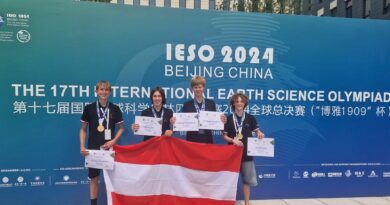 Internationalen Erdwissenschaftsolympiade (IESO) in Peking: Goldmedaillengewinner Willi Schroers ( Peraugymnasium Villach), Kevin Brunner und Nico Waldhör (beide HTL Leoben); und Bronzemedaillengewinner Maximilian Kepplinger (ebenso HTL Leoben)