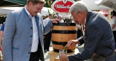 100 Jahre FF Turdanitsch Tschinowitsch. Im Bild: Bgm. Günther Albel und LH Peter Kaiser beim Bieranstich