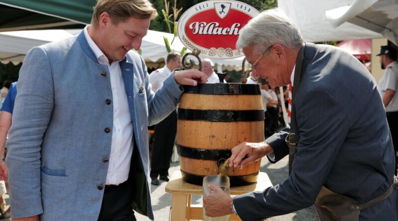 100 Jahre FF Turdanitsch Tschinowitsch. Im Bild: Bgm. Günther Albel und LH Peter Kaiser beim Bieranstich