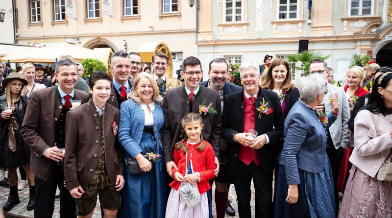 NR-Abgeordnete Claudia Arpa, Landeshauptmann-Stellvertreter Martin Gruber und Landeshauptmann Peter Kaiser mit zahlreichen Ehrengästen beim St. Veiter Wiesenmarkt.