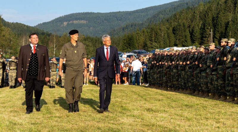 v.li.: Gerald Ebner (Bürgermeister Arriach), Philipp Eder (Militärkommandant Kärnten), LH Peter Kaiser