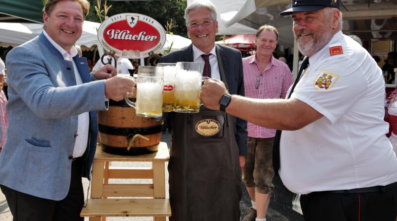 100 Jahre FF Turdanitsch Tschinowitsch. Im Bild: Bgm. Günther Albel, LH Peter Kaiser und Kommandant Karl Glanznig beim Bieranstich