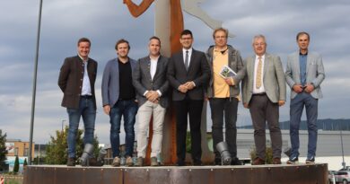 Straßenmeister Stefan Jury, die Firmenchefs Markus Gappitz sowie Johannes Sallinger, LH-Stv. Martin Gruber, Künstler Martin Siepmann, Bürgermeister Walter Zemrosser und Stadtamtsleiter Hubert Madrian (von links) erklommen die Statue