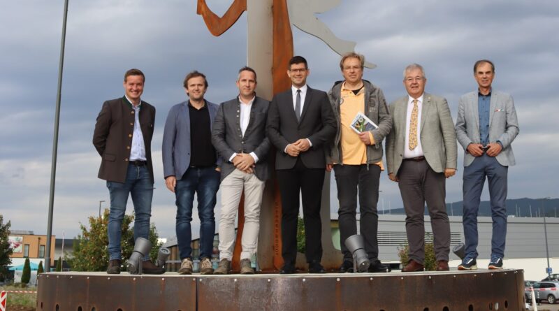 Straßenmeister Stefan Jury, die Firmenchefs Markus Gappitz sowie Johannes Sallinger, LH-Stv. Martin Gruber, Künstler Martin Siepmann, Bürgermeister Walter Zemrosser und Stadtamtsleiter Hubert Madrian (von links) erklommen die Statue