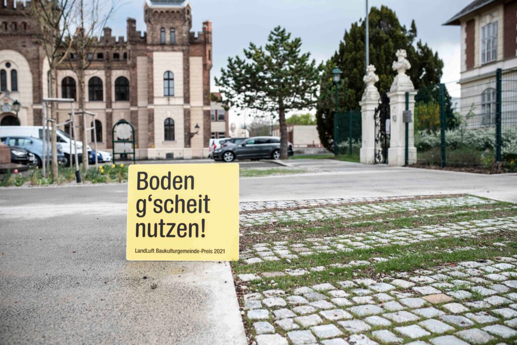 Die „LandLuft“-Wanderausstellung „Boden g’scheit nutzen“ macht Halt in St. Veit und präsentiert beeindruckende Beispiele aus Gemeinden und Initiativen, die in Sachen Baukultur und Bodenschutz Maßstäbe setzen. Ab dem 24. September können Interessierte die Ausstellung im Rathaushof St. Veit besuchen