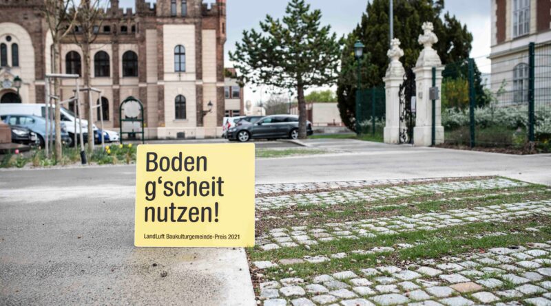 Die „LandLuft“-Wanderausstellung „Boden g’scheit nutzen“ macht Halt in St. Veit und präsentiert beeindruckende Beispiele aus Gemeinden und Initiativen, die in Sachen Baukultur und Bodenschutz Maßstäbe setzen. Ab dem 24. September können Interessierte die Ausstellung im Rathaushof St. Veit besuchen