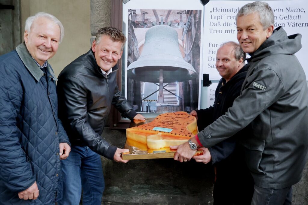 Seit einem Jahrhundert ertönen die Glocken von St. Egid über der Stadt und erzählen mit jedem Schlag von einer bewegten Vergangenheit