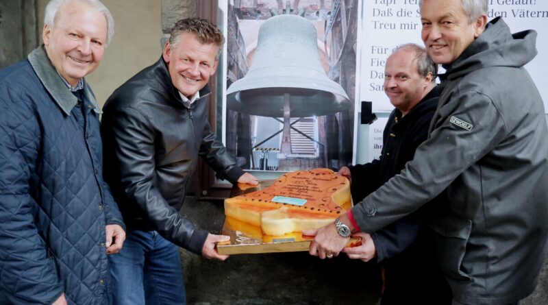 Seit einem Jahrhundert ertönen die Glocken von St. Egid über der Stadt und erzählen mit jedem Schlag von einer bewegten Vergangenheit