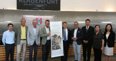 Bürgermeister Christian Scheider, Vizebürgermeister Dr. Alexander Kastner, Stadtrat Mag. Franz Petritz und Stadtrat Max Habenicht hießen die Gäste aus Jincheng im Klagenfurter Rathaus willkommen