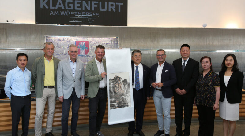 Bürgermeister Christian Scheider, Vizebürgermeister Dr. Alexander Kastner, Stadtrat Mag. Franz Petritz und Stadtrat Max Habenicht hießen die Gäste aus Jincheng im Klagenfurter Rathaus willkommen