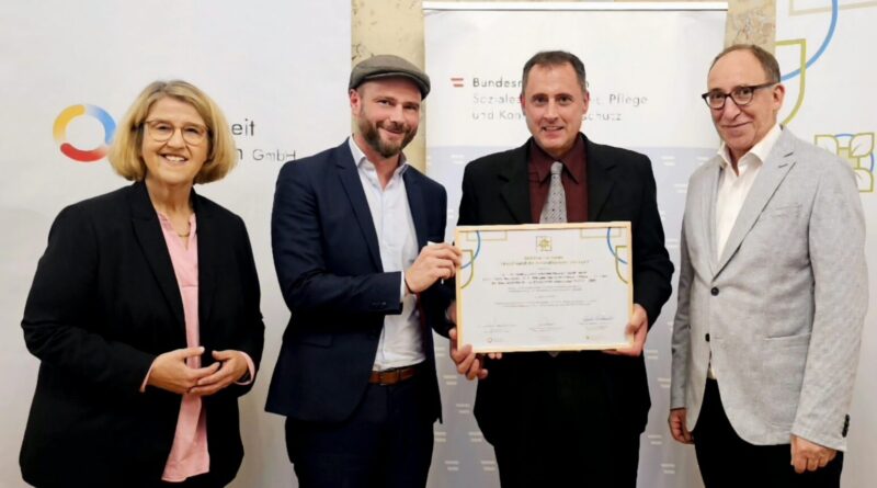 DOKH Friesach vom Bundesministerium ausgezeichnet: Best Practice Award „Klimafreundliche Gesundheitseinrichtungen“ 2024. Am Foto: (v.l.n.r) Dr. Ruperter Lichtenecker, Abteilungsleiterin der Gesundheit Österreich GmbH, Mag.