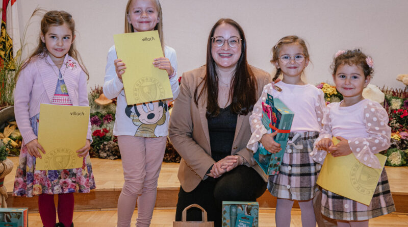 Grünste Daumen. Den Nachwuchsgärtnerinnen Valentina, Sophia, Theresa, Paulina und Maxima Seven (nicht auf dem Foto) gratulierte Vizebürgermeisterin Sarah Katholnig.