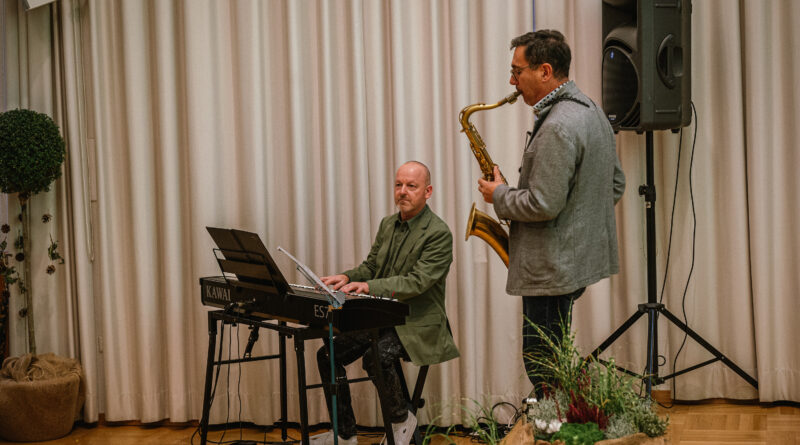 Grünste Daumen. Das Duo "Piano Forte" umrahmte die Preisverleihung mit flotten Melodien unter dem Motto "Vielen Dank für die Blumen!".